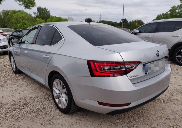 Skoda Superb cena 62900 przebieg: 250000, rok produkcji 2018 z Ostrołęka małe 704